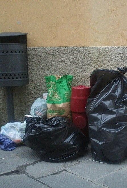 A Camaiore è caos per i rifiuti Vigili 007 contro chi li abbandona