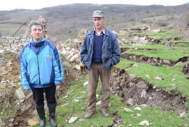 La frana invade il torrente Metà ponte già ostruito 