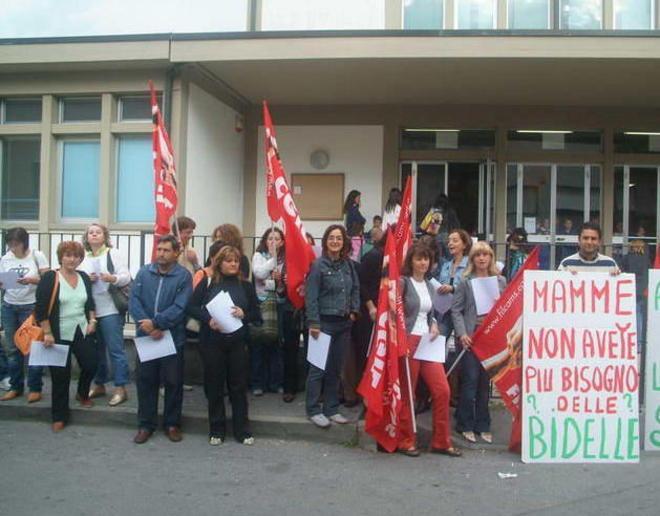 Bidelle, rischi di altri tagli nelle ore e nel salario 