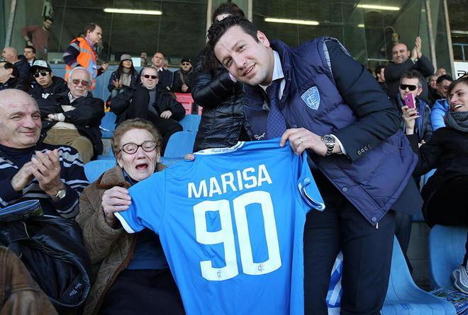 Novanta anni di fede azzurra: regali e applausi per nonna Marisa
