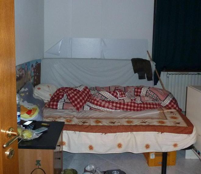 Al lavoro per tre euro l’ora e a dormire in “gabbie” 