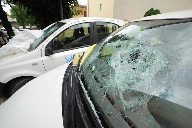 Vetri delle auto spaccati in viale Montegrappa, un esposto 