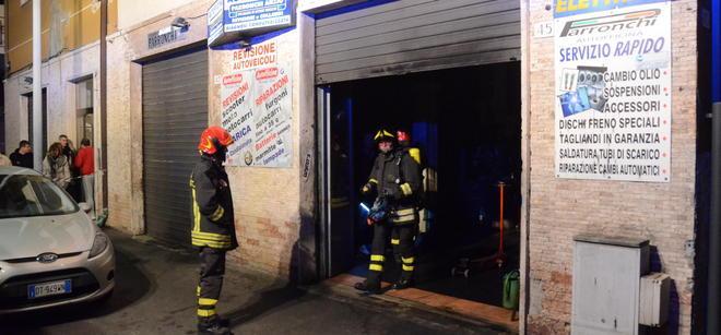 Brucia officina: «Incendio doloso» 