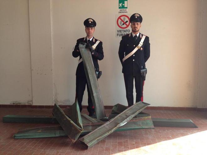 Rubano le grondaie da un asilo, arrestati 