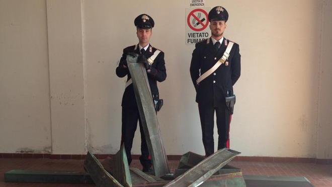 Rubano le grondaie da un asilo, arrestati