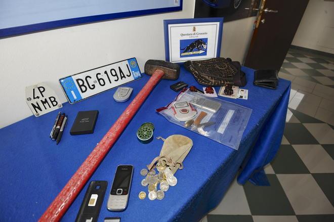 Passeggia con una mazza nella borsa, denunciato 