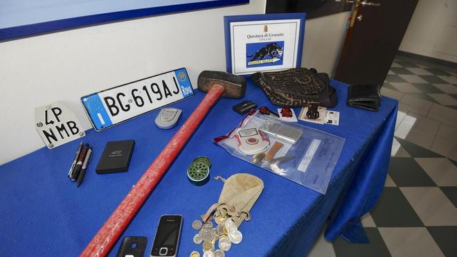 Passeggia con una mazza nella borsa, denunciato
