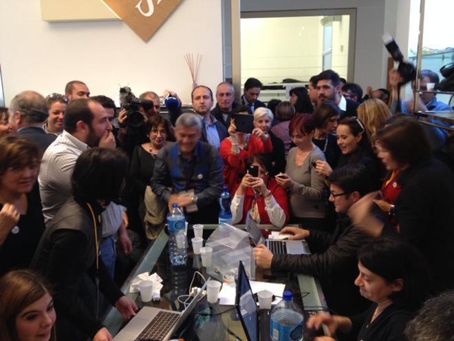 Cappellacci ammette la sconfitta: festa nella sede del Pd 