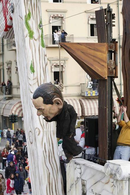 Bufera per il Berlusconi impiccato su un carro. Bergamini: «Non è satira, ma solo pessimo gusto» 