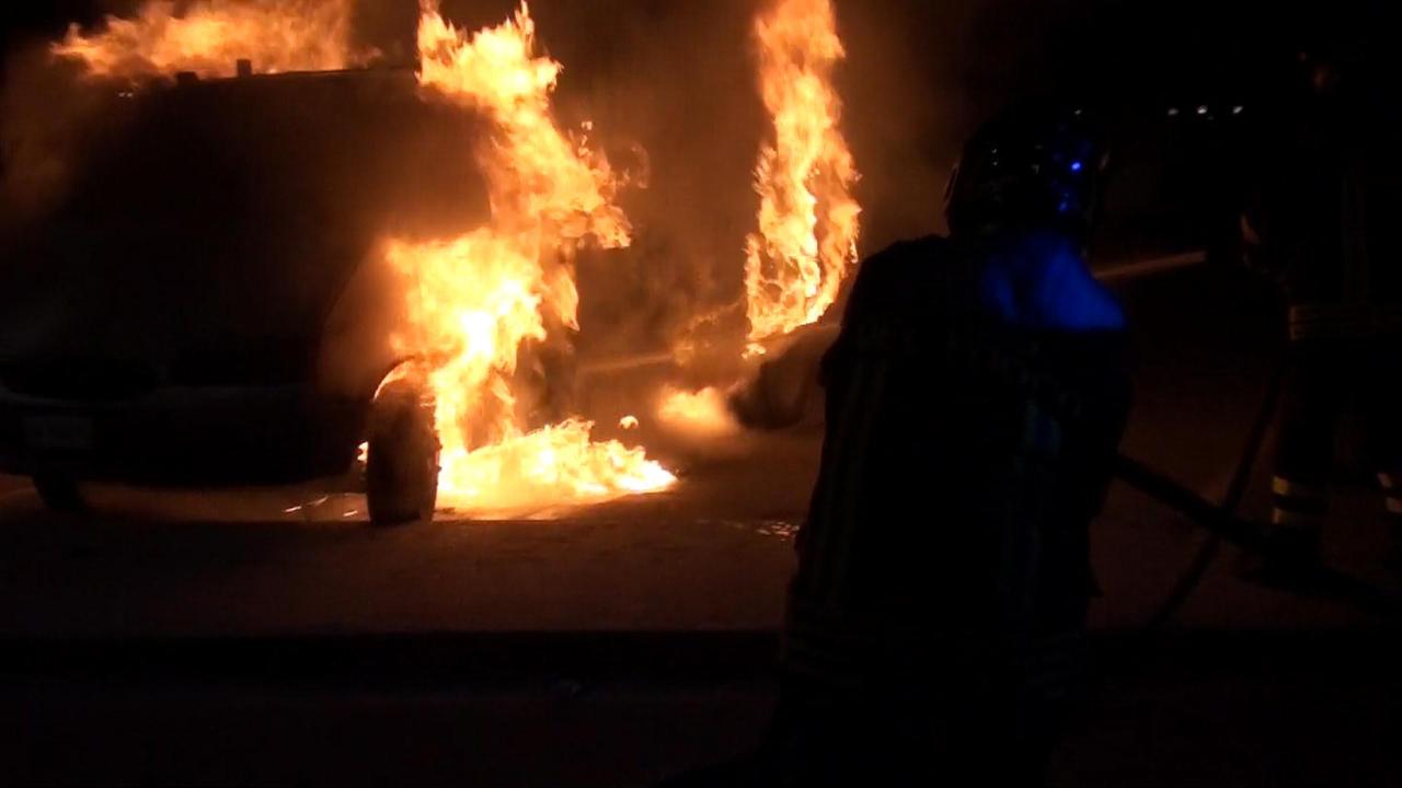 Furgone a fuoco nella notte