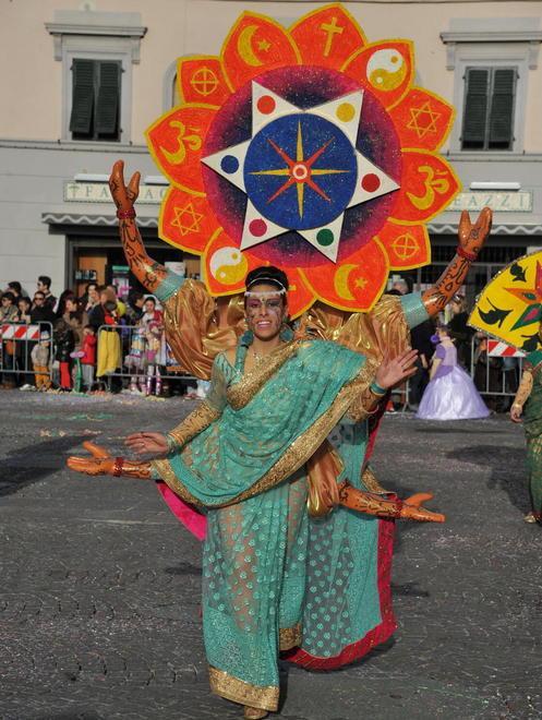 Esplosione di colori con la prima sfilata a Santa Croce 