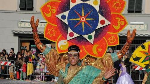 Esplosione di colori con la prima sfilata a Santa Croce