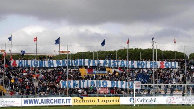 Gli ultras tirano le orecchie a Battini