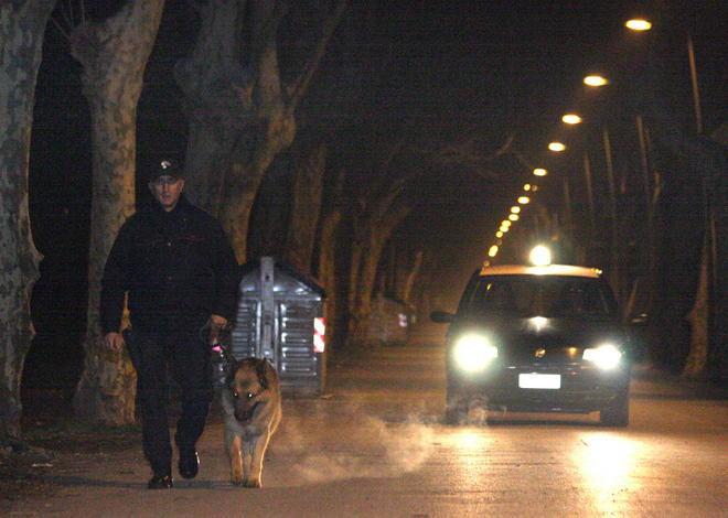 Gli strappa un orecchio per rapinarlo 