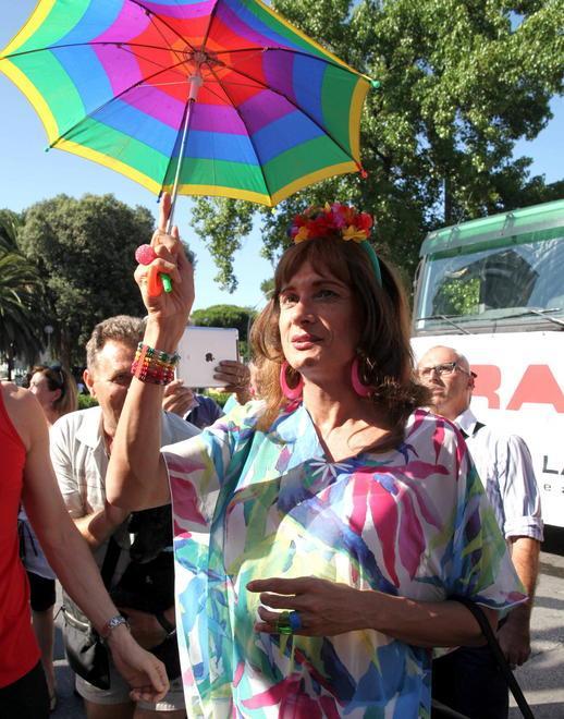 Luxuria in arcobaleno protesta contro Putin Fermata e poi liberata