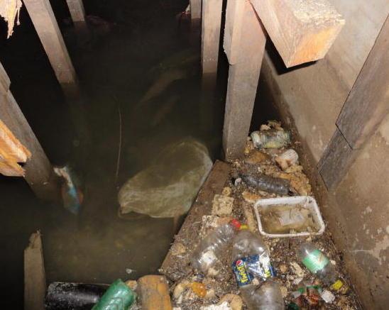 Il canale del Soccorso riempito di rifiuti 