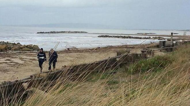 Cadavere sulla spiaggia, una pista porta a Ponsacco