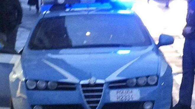 Stacca un pezzo di orecchio a morsi, denunciato dalla polizia