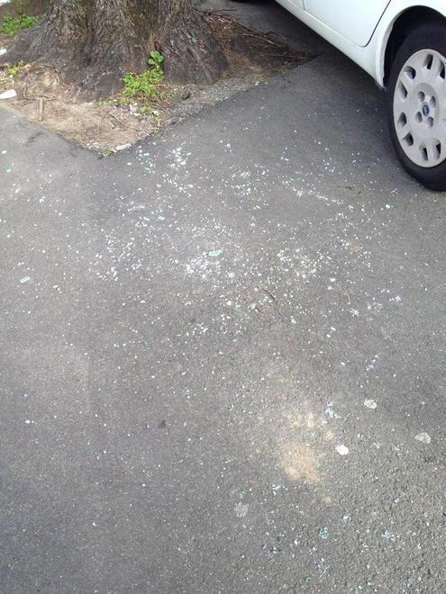 Vandali scatenati in via Calzabigi tre auto sfondate nella notte 