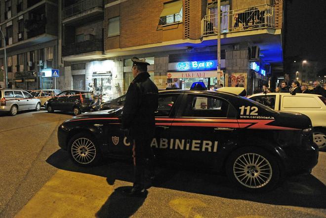 Punta la pistola in faccia al titolare della sala scommesse  e si fa consegnare l’incasso 