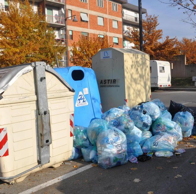 Carta e cartone per giorni lungo le vie 