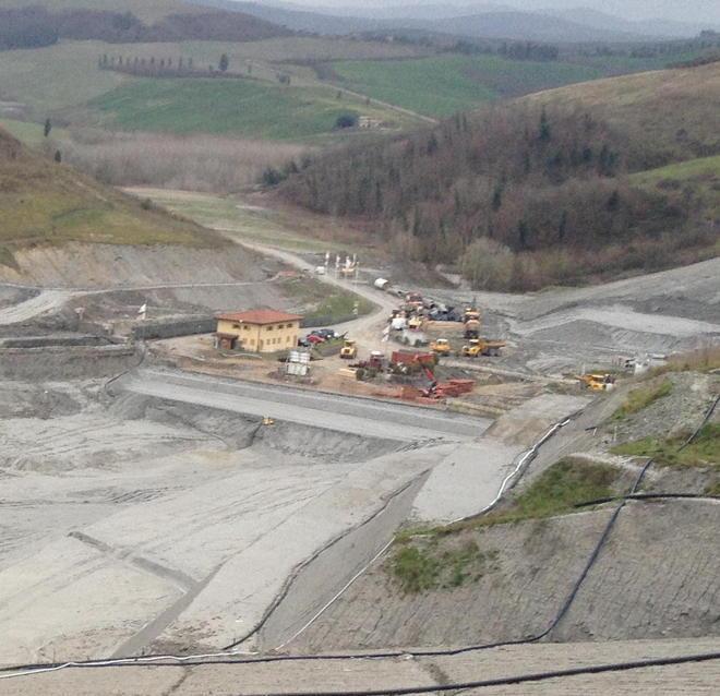 Per sostenere Brogi sul palco sale anche la maestra elementare 
