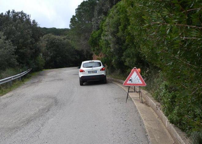 Parata, strada da incubo L’asfalto non esiste più 