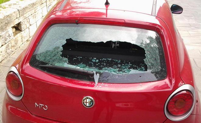 Un altro lunotto sfasciato in via Saffi