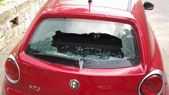 Un altro lunotto sfasciato in via Saffi