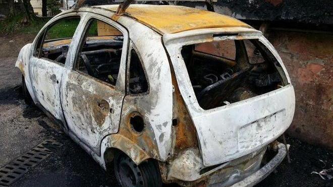 Data alle fiamme l’auto di un operaio