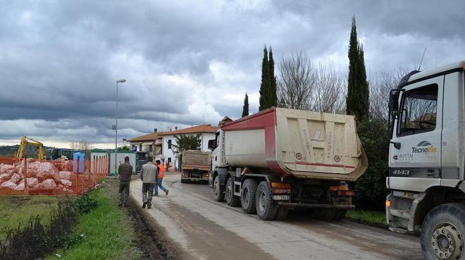 Guerra a colpi di volantini sui lavori al bacino di Roffia