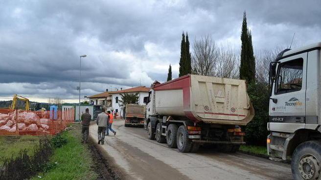 Guerra a colpi di volantini sui lavori al bacino di Roffia