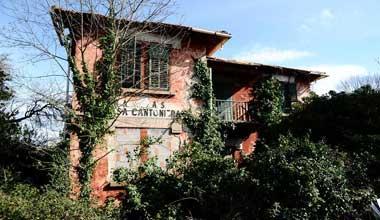 Là dove c’era la casa cantoniera ora c’è un rudere