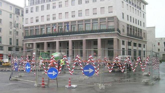 Rotatoria davanti al Comune, ecco recinzioni e segnaletica