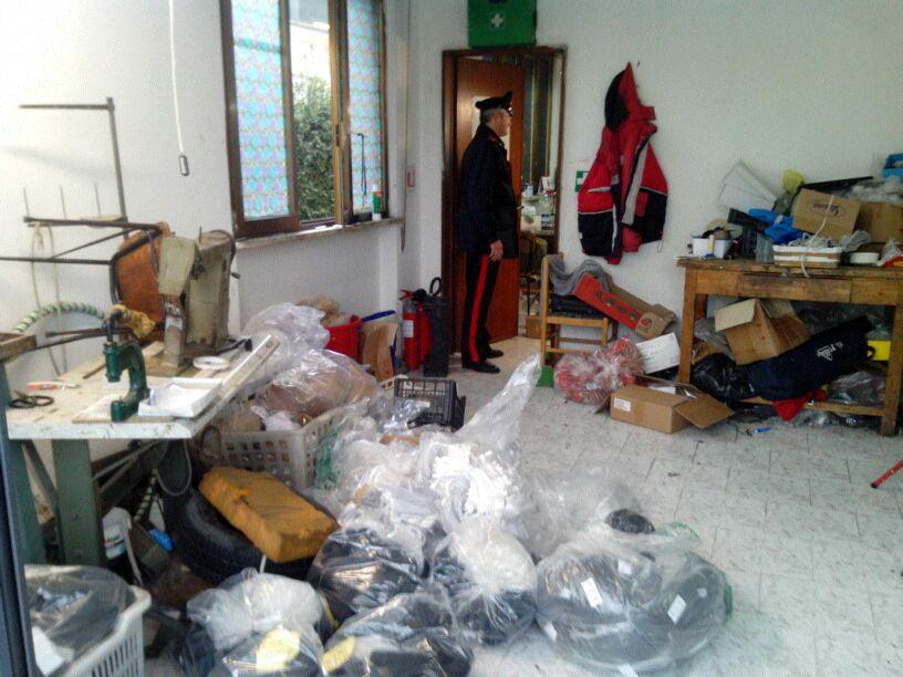 Blitz in un laboratorio artigianale (e dormitorio) cinese 