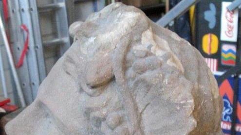 Ritrovata in casa di un ricercato la testa di una statua del Villone Puccini