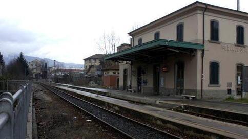 Fulmine sulla stazione di Fornaci scatena il caos sulla Lucca-Aulla