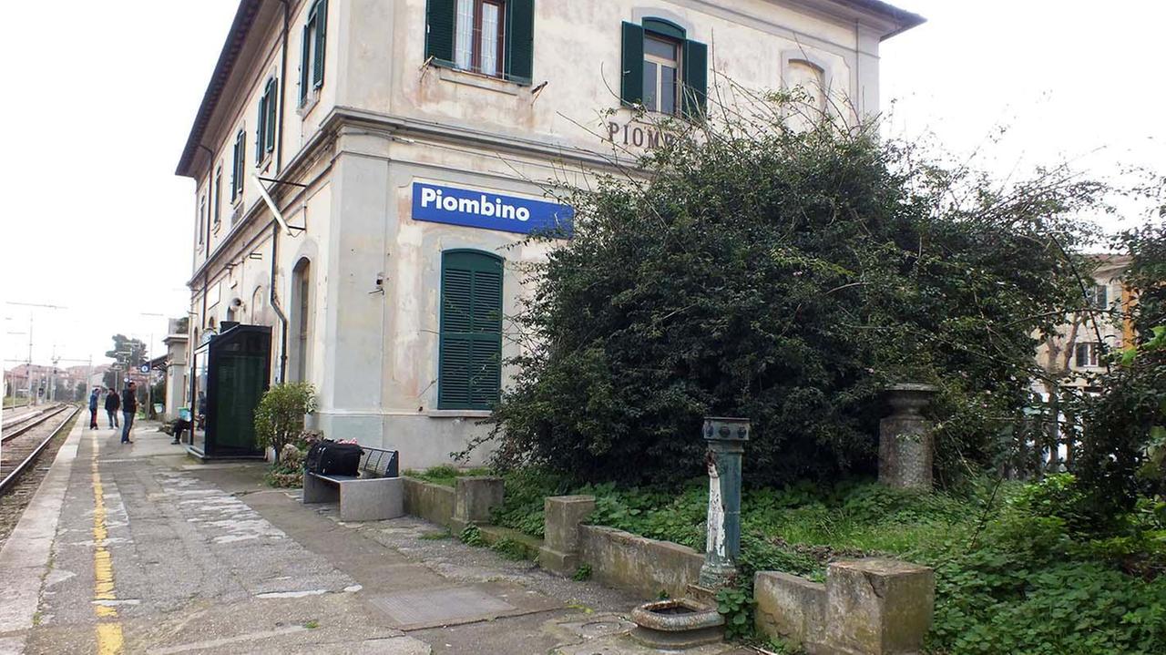 Degrado e sporco, stazioni ferroviarie in abbandono