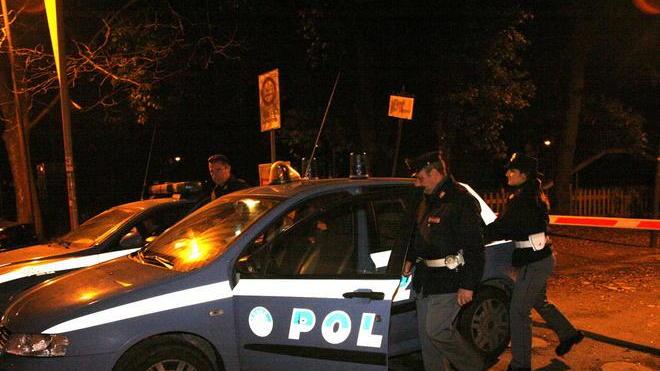 Polizia in azione tra pineta e stazione