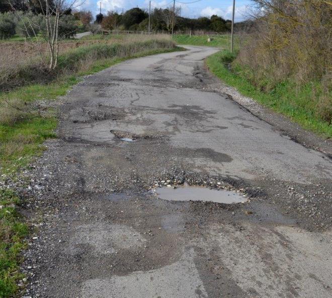 La strada delle Gigliate piena di buche e dossi 