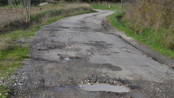 La strada delle Gigliate piena di buche e dossi