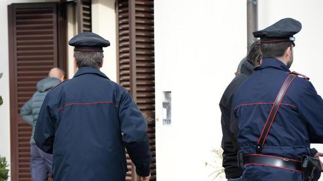 Mentre stira i ladri svaligiano la villetta