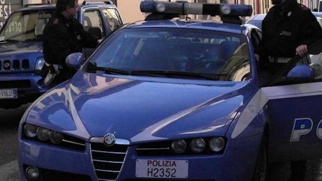 Stacca pezzo d’orecchio con un morso in una lite