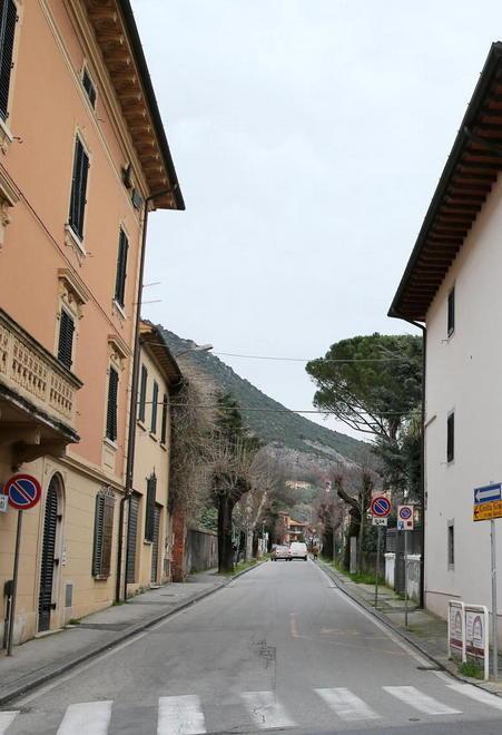Auto che sfrecciano e lampioni spenti Protesta in via Giusti 