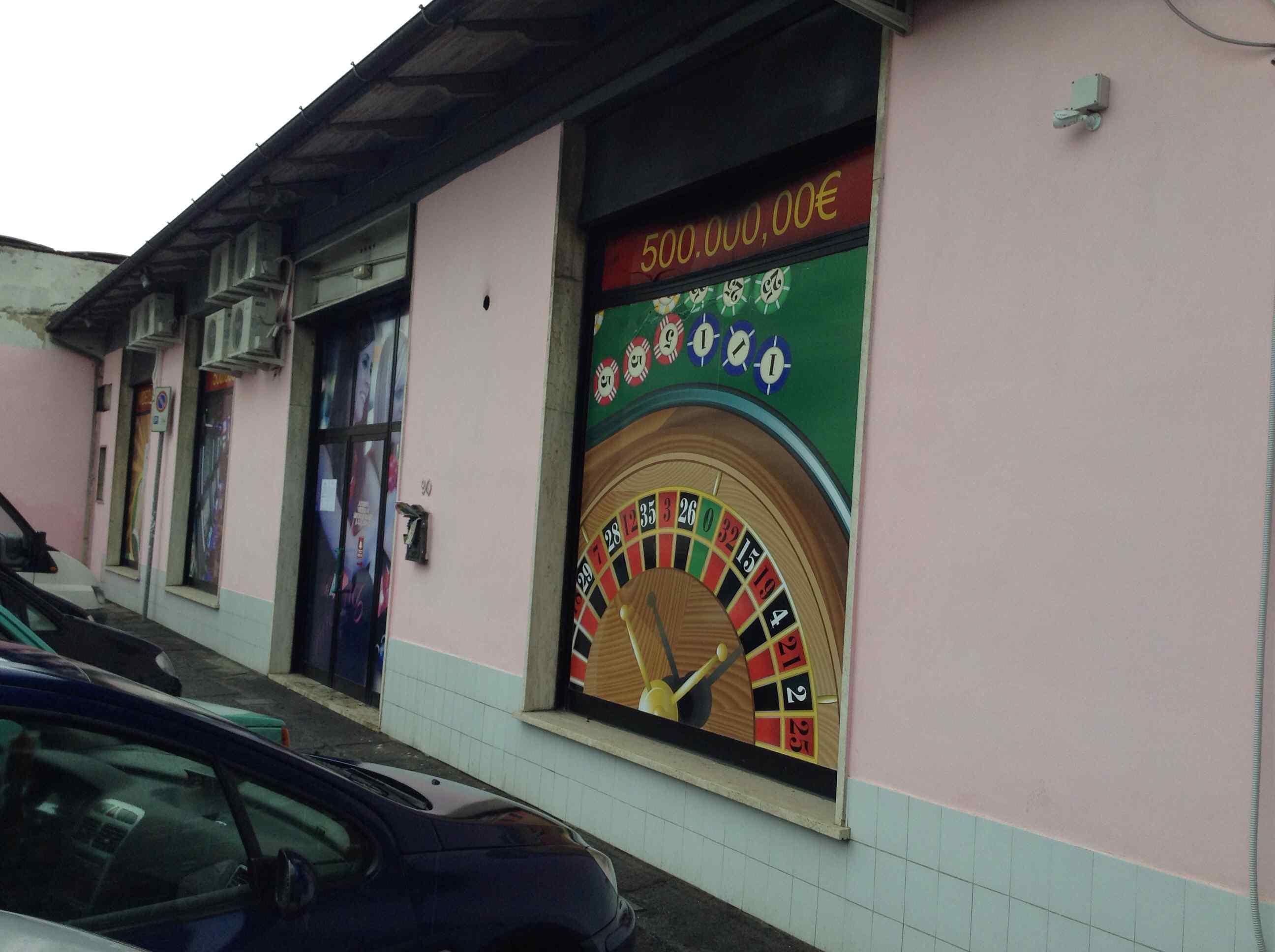 Prato, in fiamme sala giochi nella Chinatown 