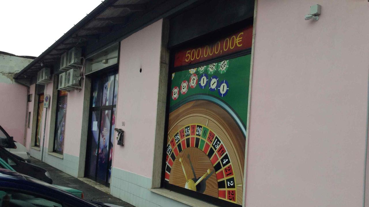 Prato, in fiamme sala giochi nella Chinatown