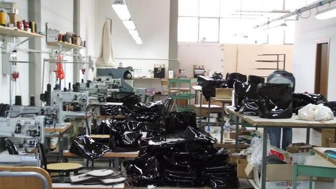 Blitz della Finanza nella fabbrica-dormitorio dei cinesi