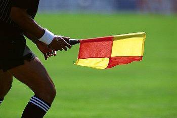 Nascondono le scarpe e le chiavi dell’auto all’arbitro: maxisqualifica per calciatore e dirigente 