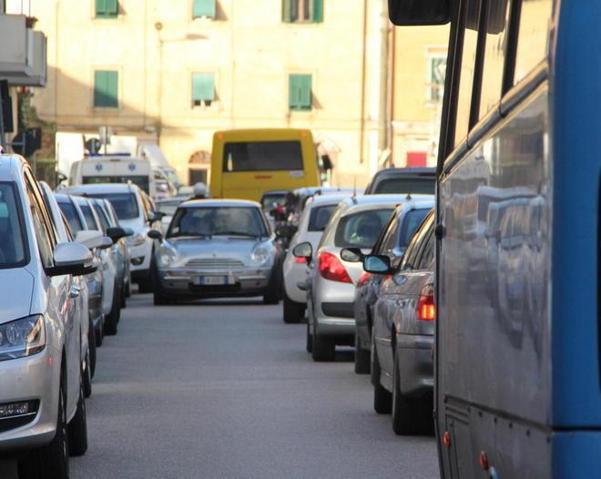 Quattro vigili per far “funzionare” il traffico a Ardenza 