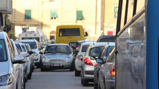 Quattro vigili per far “funzionare” il traffico a Ardenza